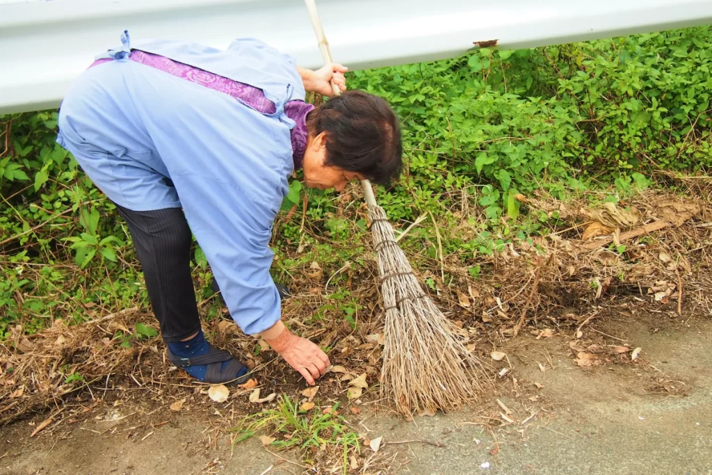 町内清掃が面倒くさい女性