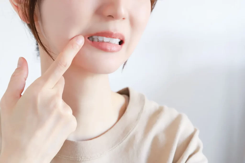 歯が痛い女性