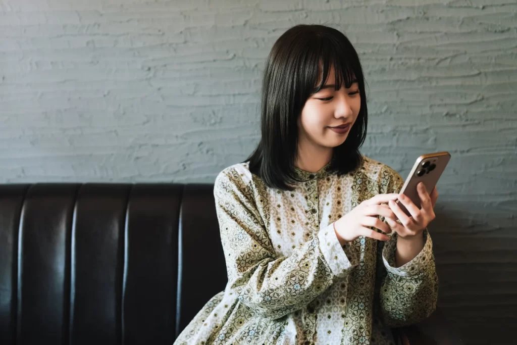 サブスク解約する女性